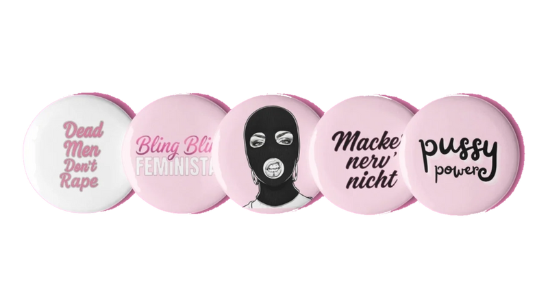Feministische Buttons: 5er Button-Set mit Dead Men Don't Rape, Bling Bling Feministas, Sturmhaube, Macker nerv nicht und Pussy Power