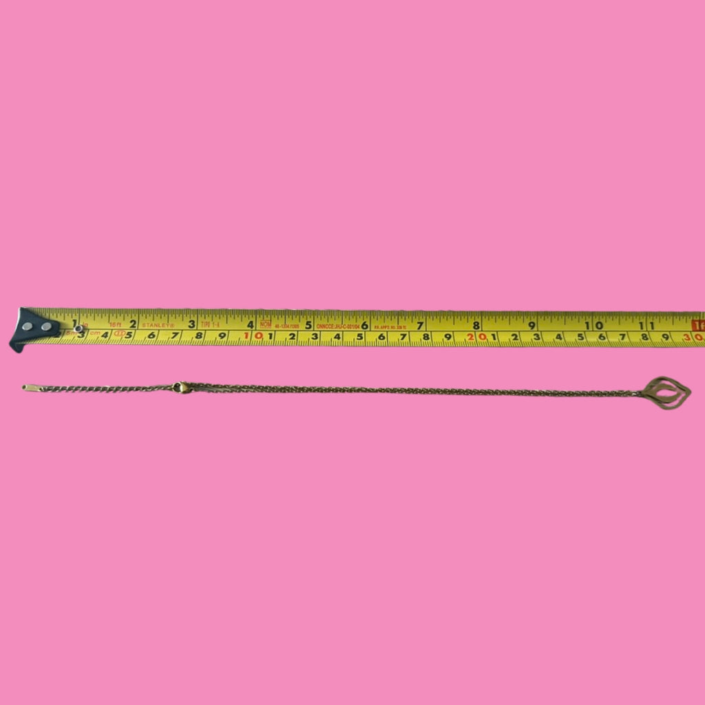 Feministische Vulva Kette – Detailansicht Anhänger mit Massband