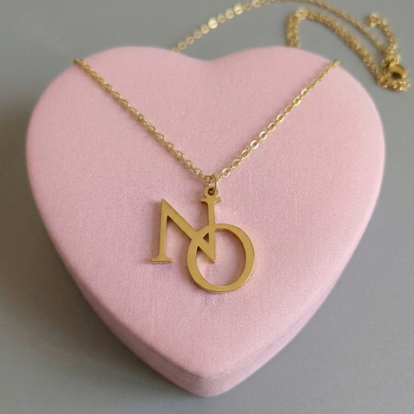 NO NO NO Kette in Gold – Edelstahl-Halskette mit NO-Schriftzug-Anhänger auf rosa Herz-Deko, feministischer Schmuck von Bling Bling Feministas