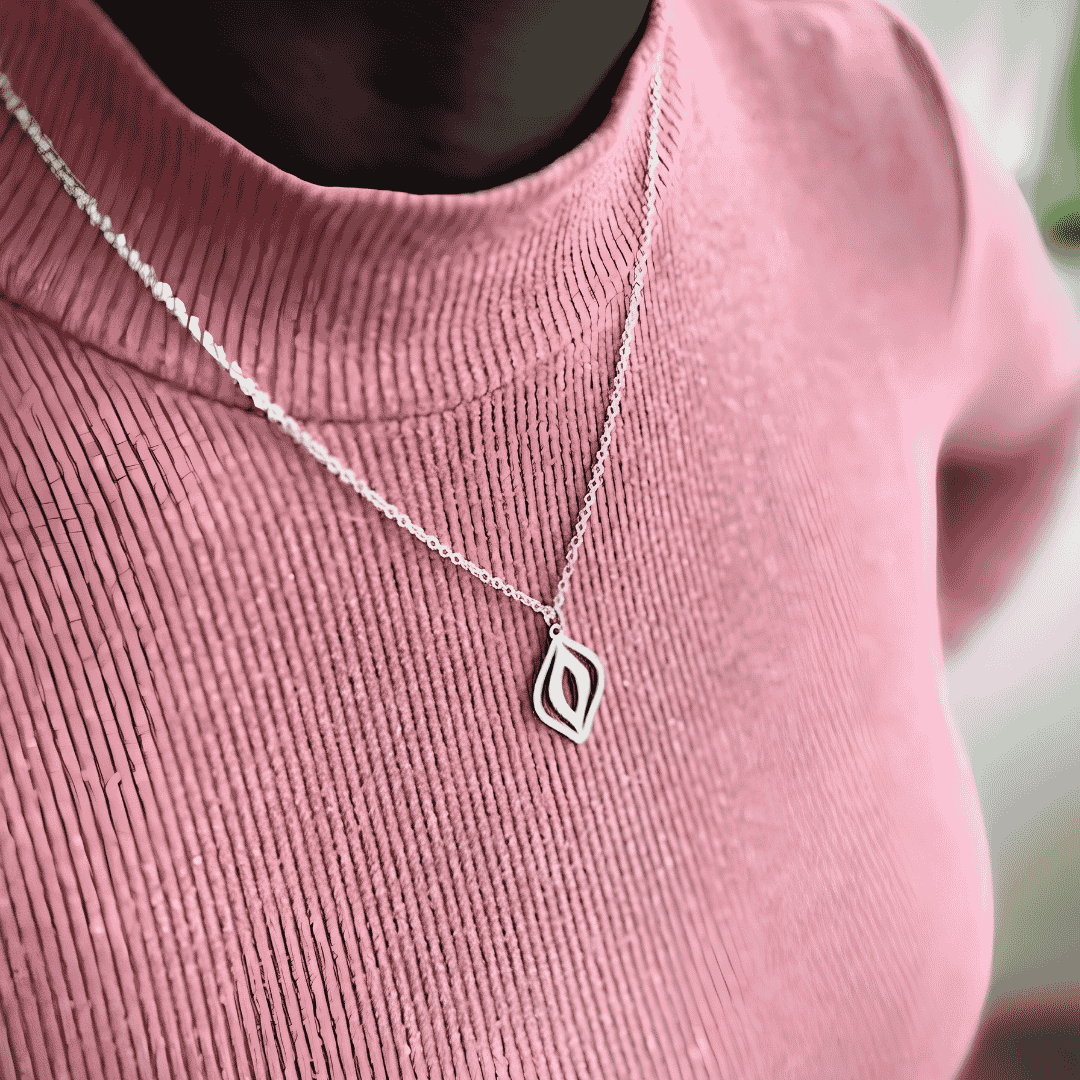 Feministische Vulva-Kette in Silber auf schwarzer Schmuckbox – Statement-Schmuck von Bling Bling Feministas
