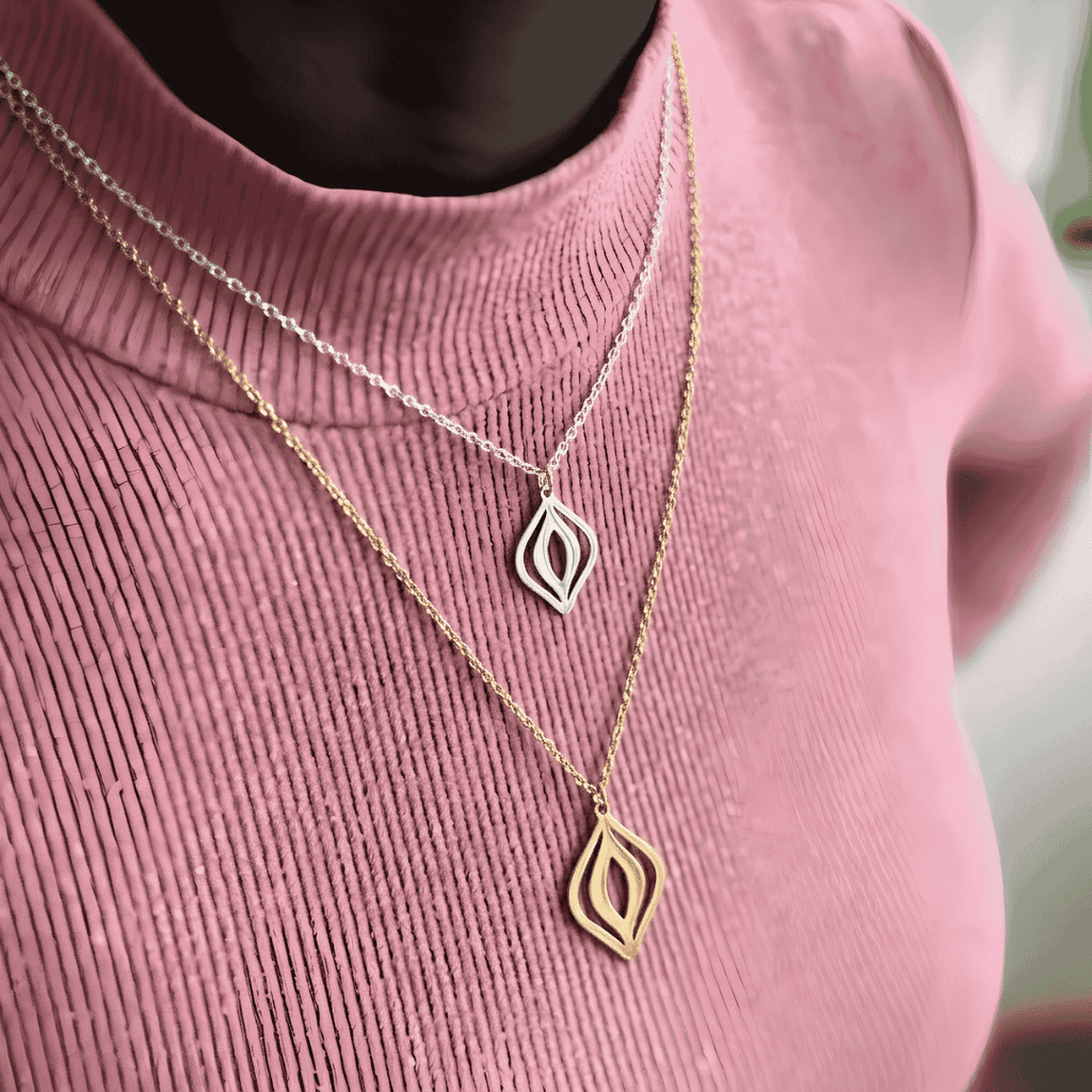 Feministische Vulva-Kette in Silber auf schwarzer Schmuckbox – Statement-Schmuck von Bling Bling Feministas