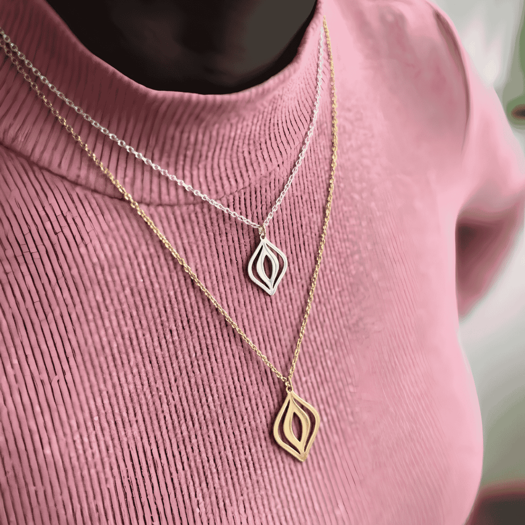 Feministische Vulva-Kette in Silber auf schwarzer Schmuckbox – Statement-Schmuck von Bling Bling Feministas