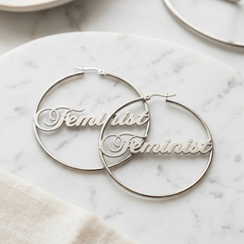 Feminist Hoops Silber – Creolen mit Feminist-Gravur