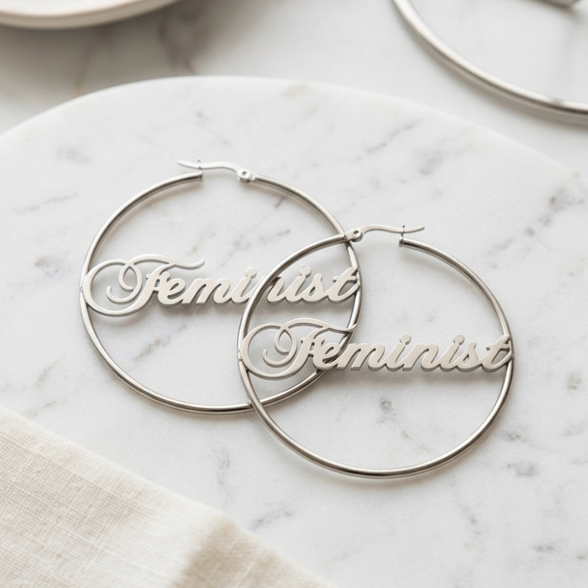 Feminist Hoops Silber – Creolen mit Feminist-Gravur