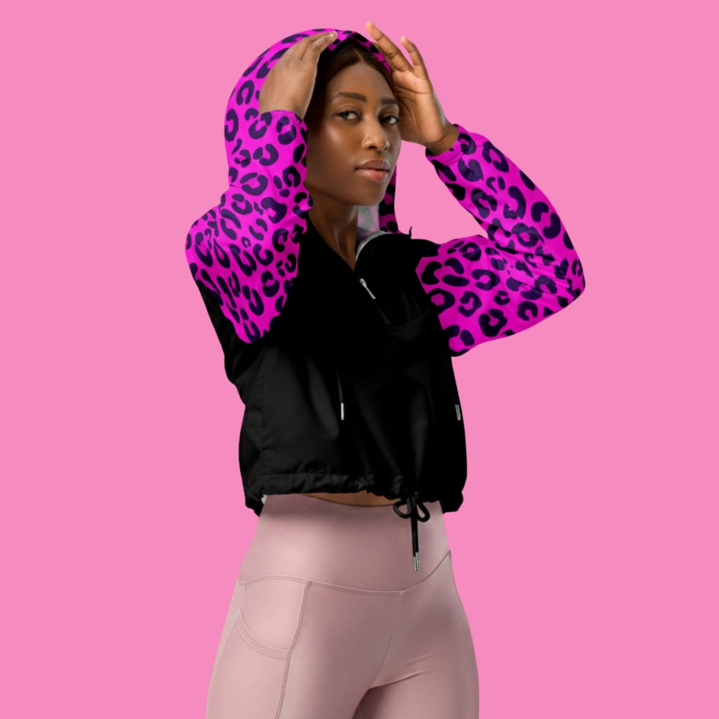 Neon Pink Leo Windbreaker – bauchfreie Crop-Jacke aus Polyester mit Leo-Aufdruck – Bling Bling Feministas