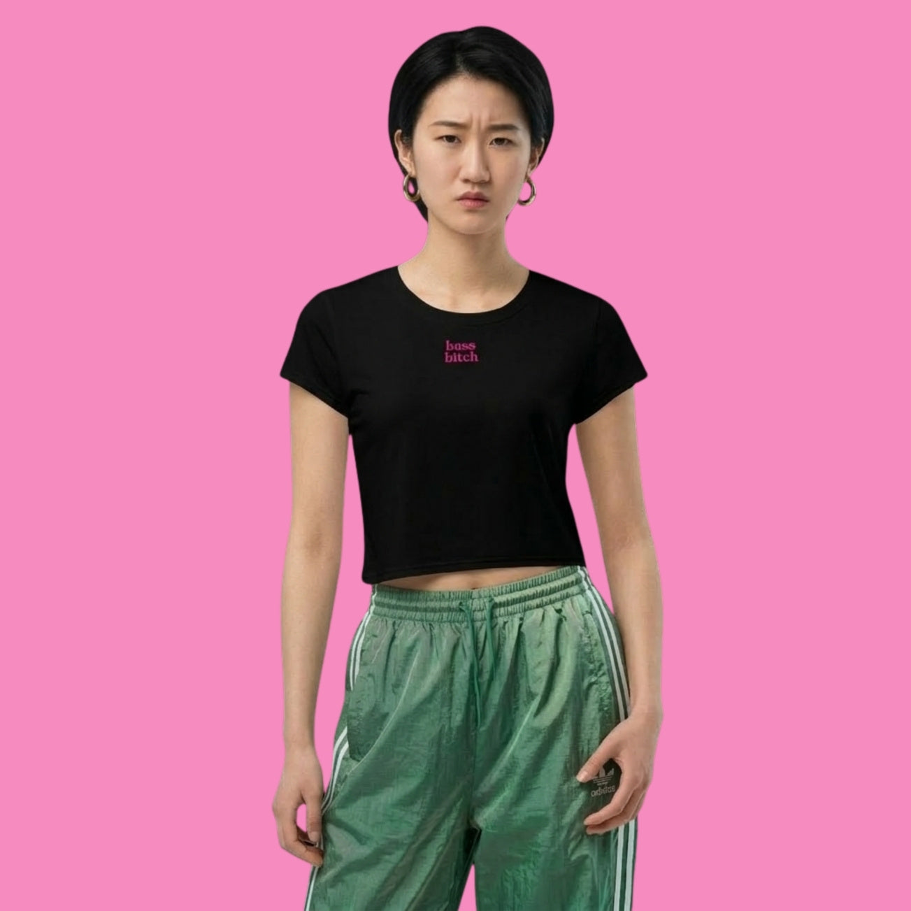 Boss Bitch Crop-Top in Schwarz mit rosa/pinkem Aufdruck – feministisches bauchfreies Shirt aus Polyester-Stretch – Bling Bling Feministas