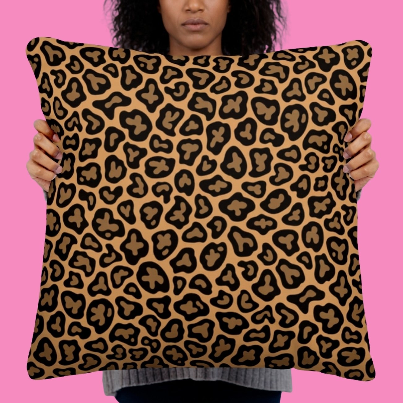 Feminism Kissen pink mit Leo-Print – feministisches Statement-Dekokissen aus 100% Polyester, maschinenwaschbar, in 3 Größen – Bling Bling Feministas
