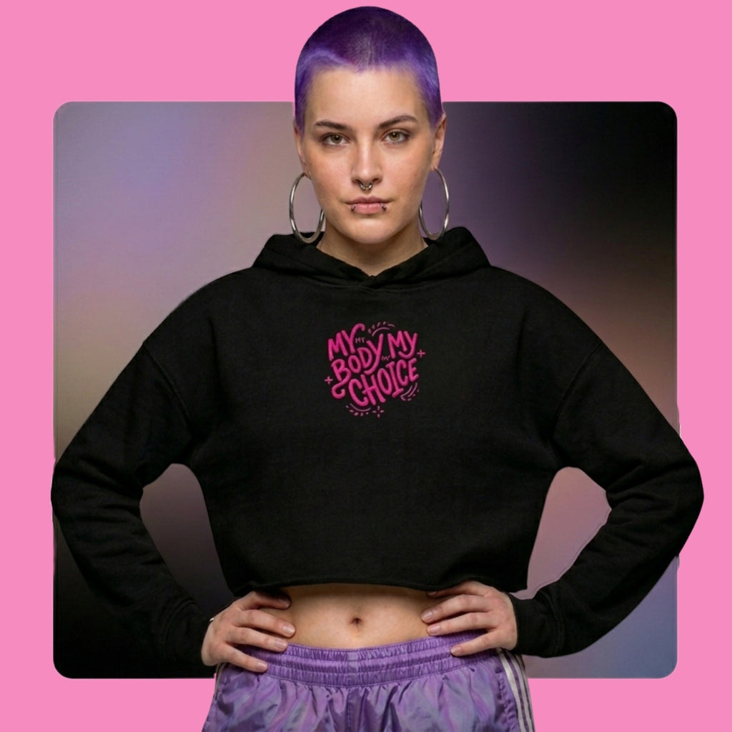 My Body My Choice Crop-Hoodie in Schwarz – feministischer Kapuzenpullover mit offenem Saum – Bling Bling Feministas
