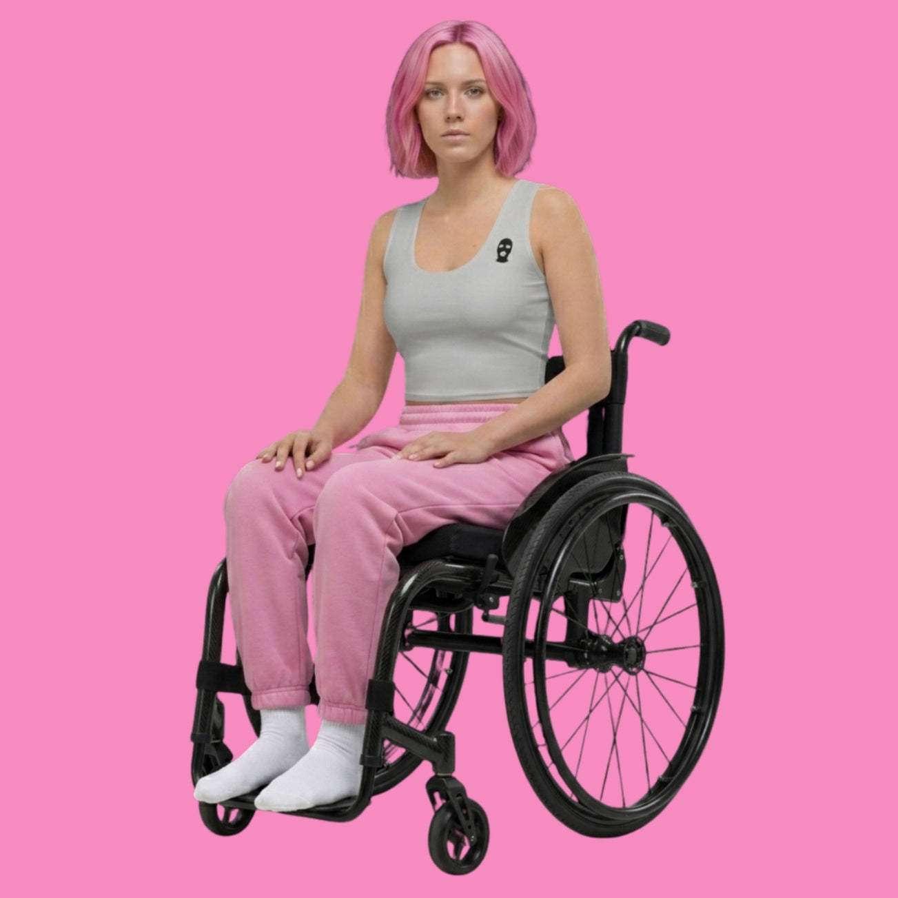 Hassi Crop-Top Grau – Model im Rollstuhl trägt feministisches Stretch-Top aus Recycling-Polyester – Bling Bling Feministas