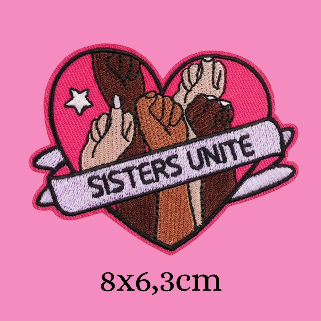 Herzförmiges feministisches Bügelpatch Sisters Unite mit Händen verschiedener Hautfarben und Schriftzug, 8x6,3cm