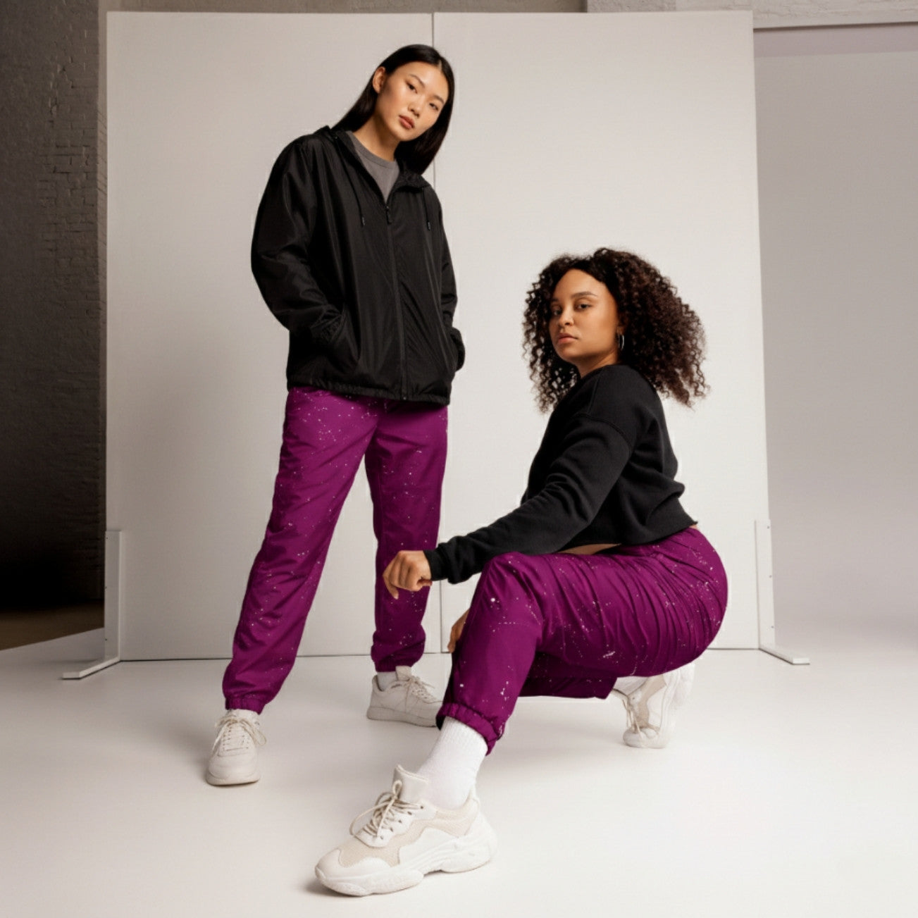 Feministische Trainingshose in Pink und Lila mit All-Over-Print – leichte Jogginghose aus Polyester – Bling Bling Feministas