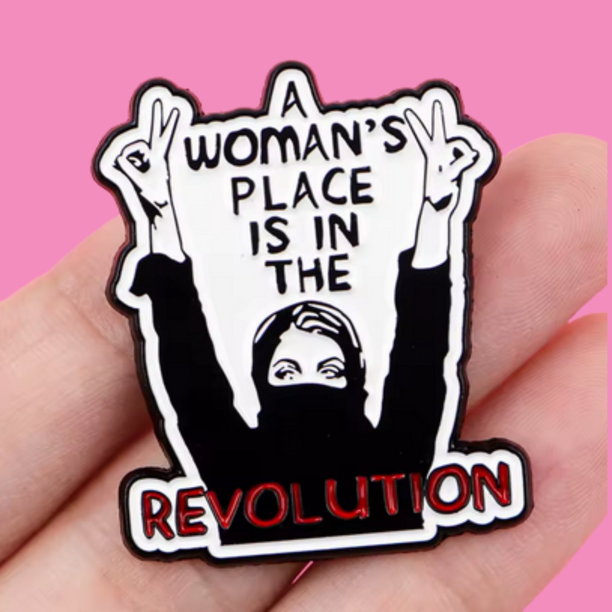 Feministischer Ansteckpin mit Aufschrift "A Woman's Place Is In The Revolution" 