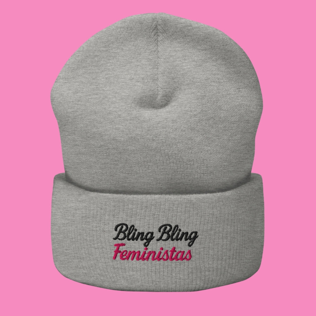 Bling Bling Feministas Beanie – besticktes feministisches Umschlagmütze aus Turbo-Acryl in Heather Grau, Baby Pink und Weiß
