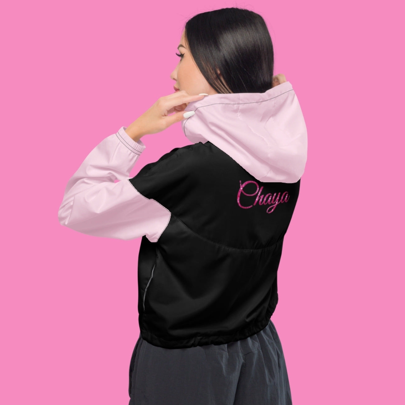 Chaya Windbreaker in Schwarz und Rosa – bauchfreie feministische Regenjacke aus Polyester – Bling Bling Feministas
