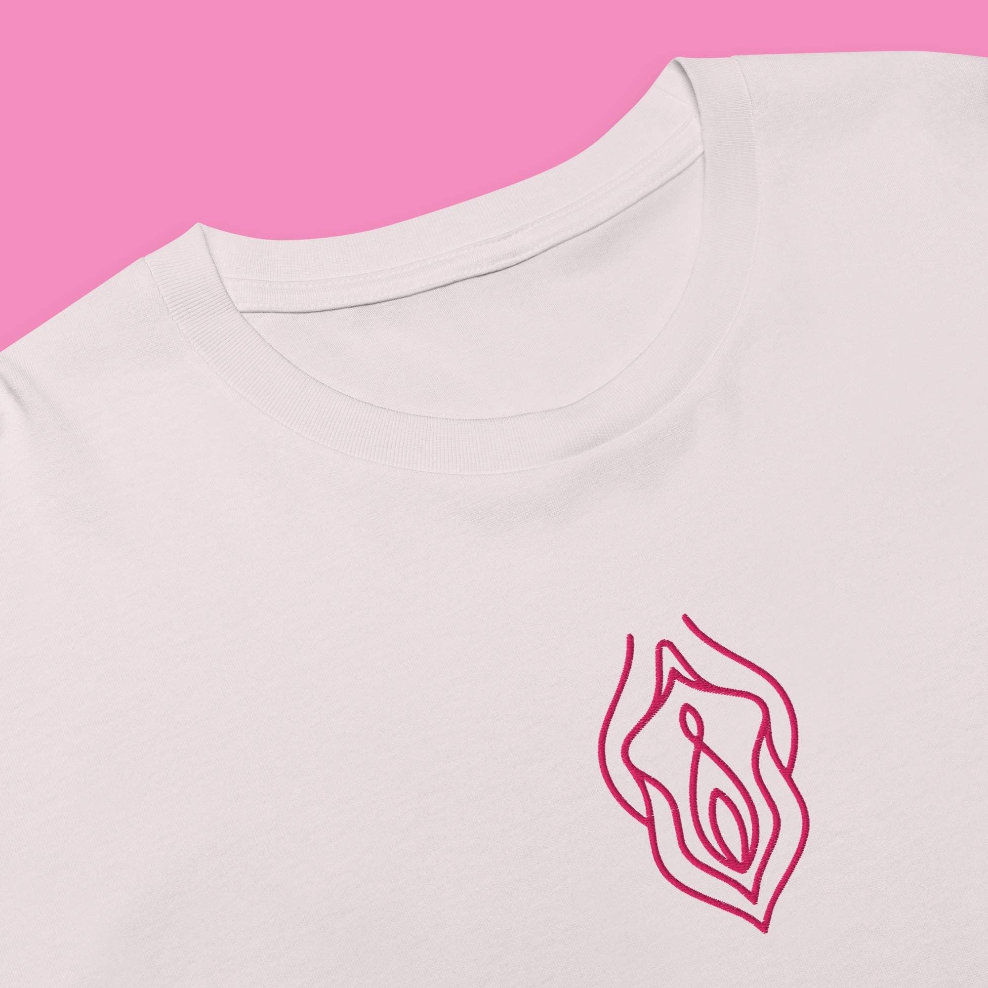 Feministisches Vu*lva Crop Top in Orchidee mit Stickerei – Feminist Streetwear von Bling Bling Feministas