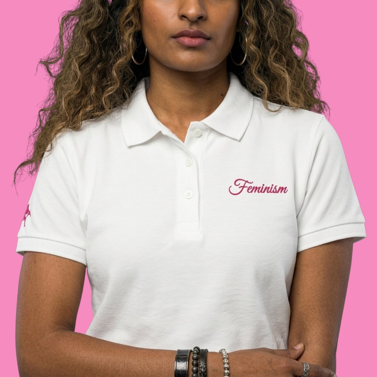 Feminism Piqué-Poloshirt in Weiß mit pinker Stickerei – feministisches Damen-Polo aus Baumwolle – Bling Bling Feministas