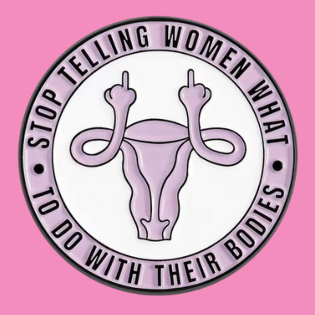 Feministischer Ansteckpin mit Aufschrift "My Body My Choice" – Vorderansicht