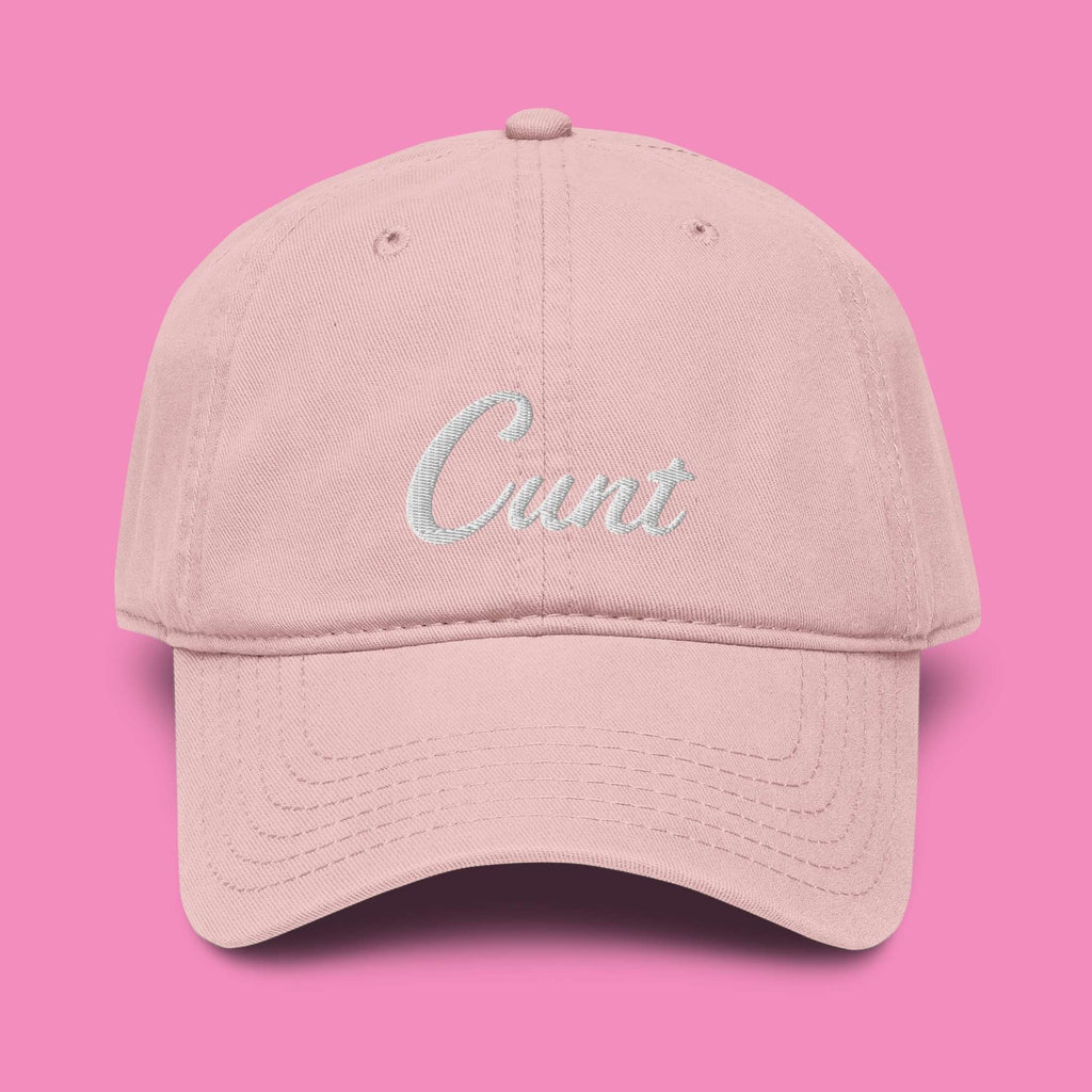 Cu*nt Cap – Feministisches Basecap in Dusty Rose, Vorderansicht mit Stickerei