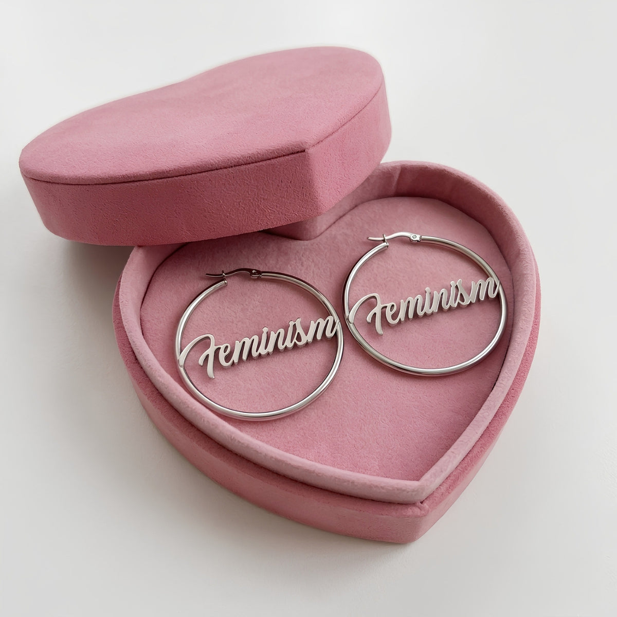 Paar Feminism Creolen in Silber aus Edelstahl, 60 mm, mit Schriftzug Feminism in rosa Herz-Schmuckschachtel