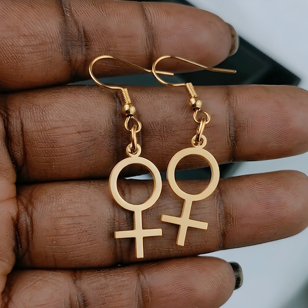 Venus Symbol Ohrringe in Gold – Paar feministische Edelstahl-Hänger mit ♀-Symbol in einer Hand von Bling Bling Feministas