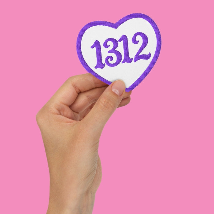 1312 Bügelpatch weiß lila von Bling Bling Feministas