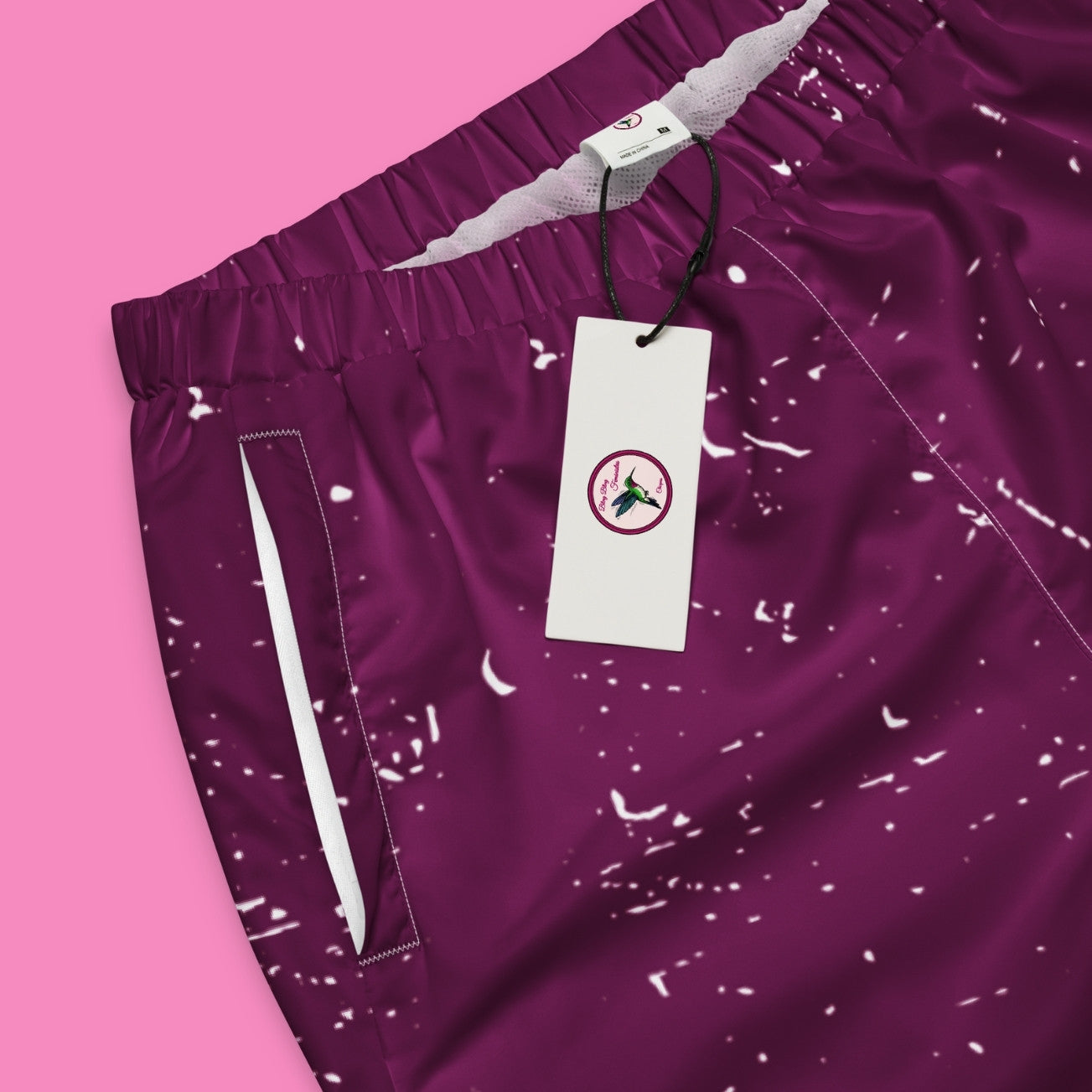Feministische Trainingshose in Pink und Lila mit All-Over-Print – leichte Jogginghose aus Polyester – Bling Bling Feministas