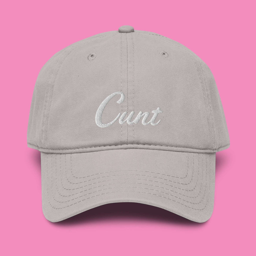 Cu*nt Cap – Feministisches Basecap in Grau, Vorderansicht mit Stickerei
