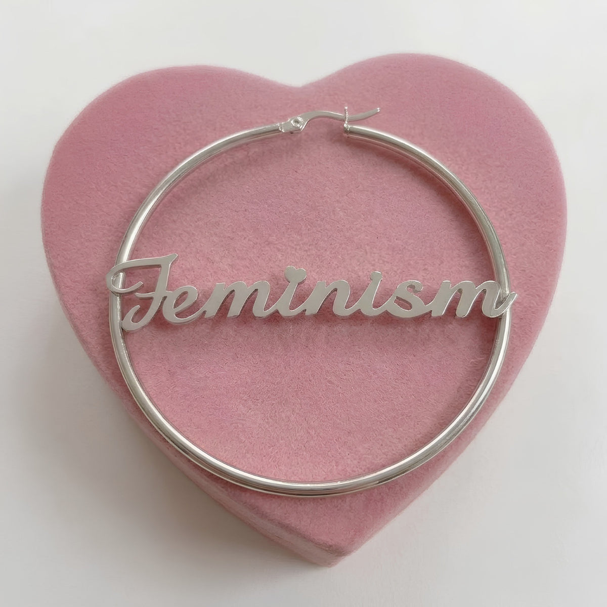 Feminism Creole in Silber aus Edelstahl, 60 mm, mit Schriftzug Feminism in Schreibschrift auf rosa Herz