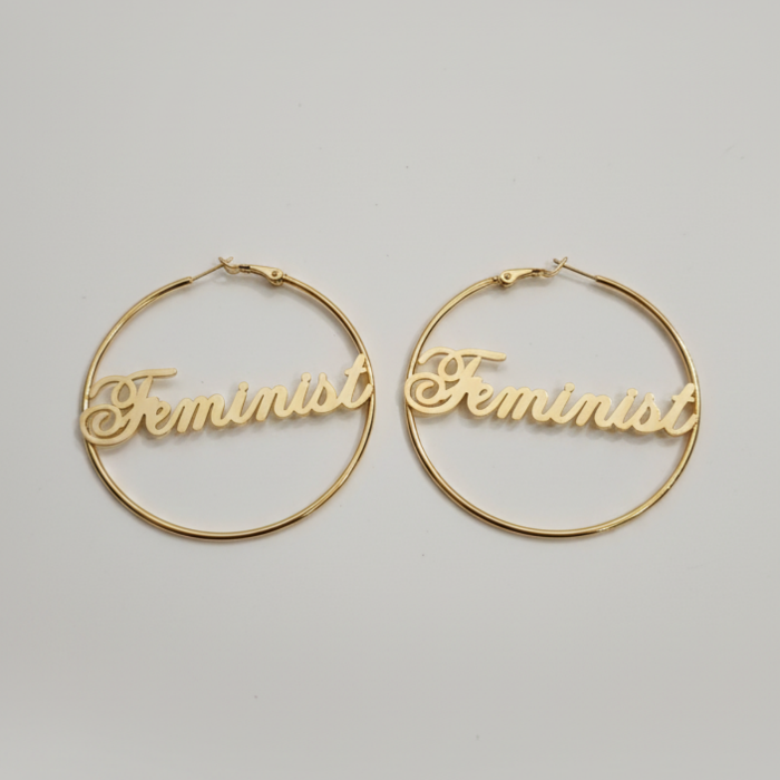 Feminist Creolen Hoops in Gold aus Edelstahl – feministische Statement-Ohrringe in 4 Größen – Bling Bling Feministas