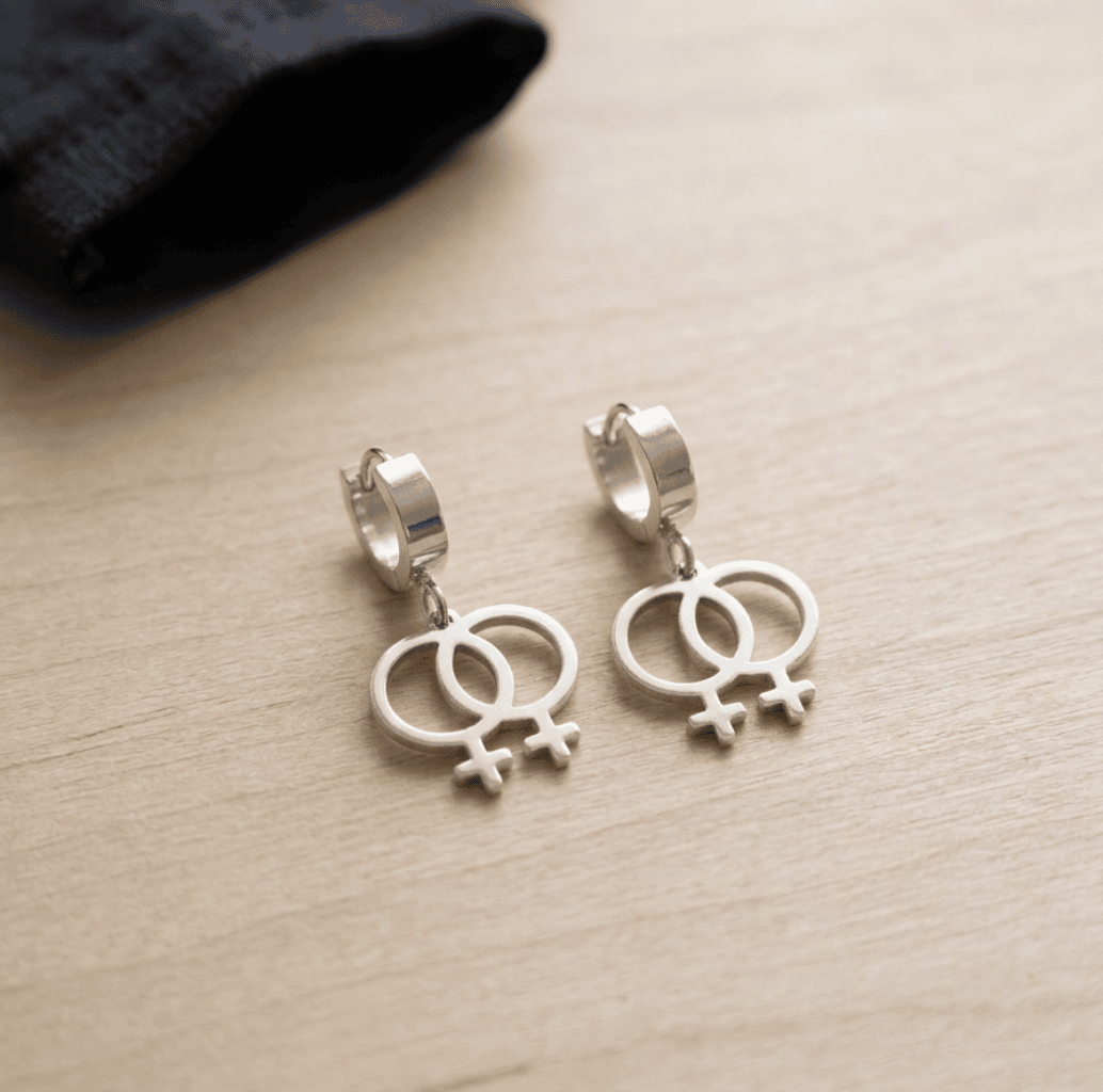 Venus Symbol Ohrringe in Gold und Silber – feministische Edelstahl-Creolen mit doppeltem Frauensymbol ♀♀ von Bling Bling Feministas