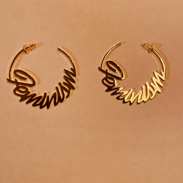 Feminism Creolen Hoops in Gold aus Edelstahl – feministische Statement-Ohrringe – Bling Bling Feministas