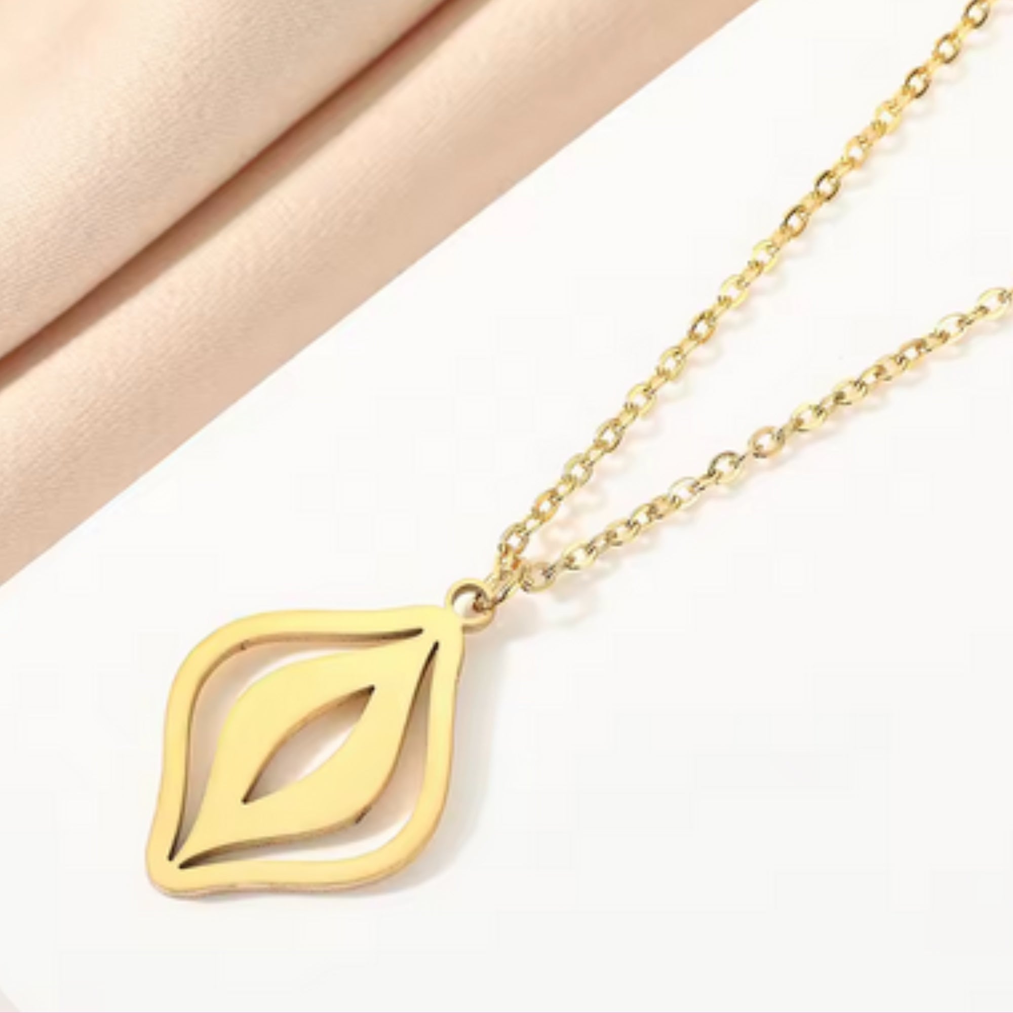 Feministische Vulva Kette in Gold