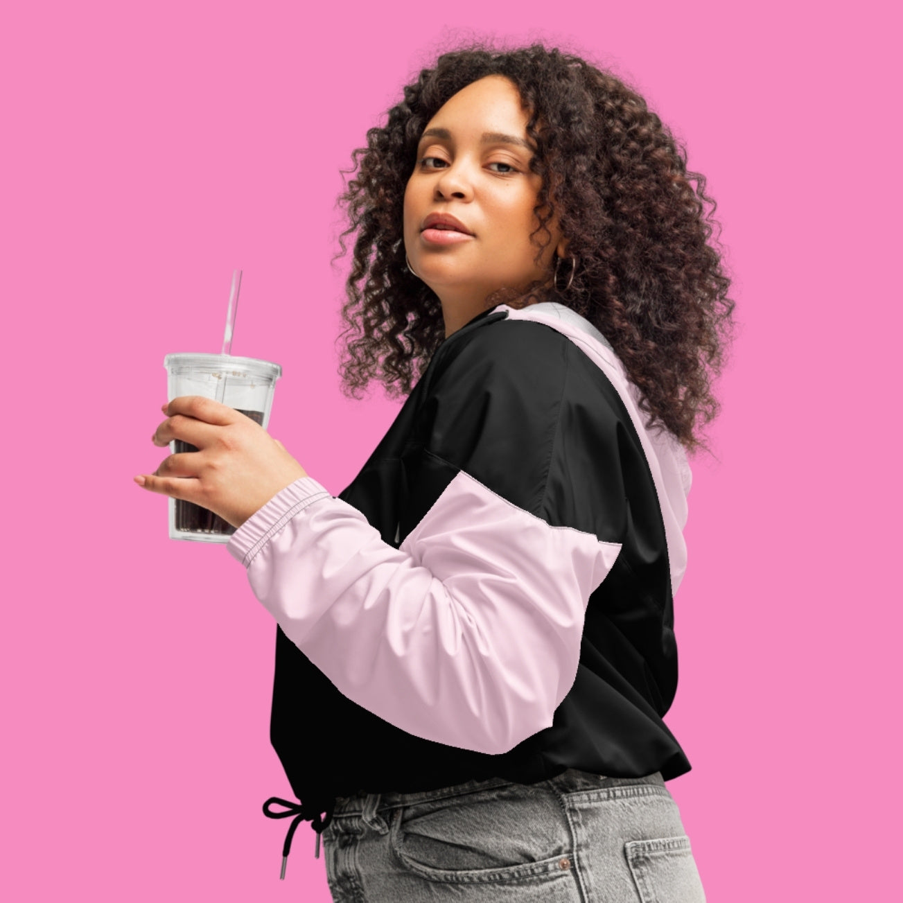 Chaya Windbreaker in Schwarz und Rosa – bauchfreie feministische Regenjacke aus Polyester – Bling Bling Feministas
