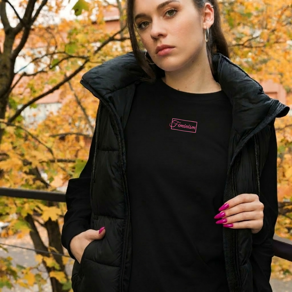 Feminism Pullover Schwarz – Bestickter Feministischer Sweater in Pink