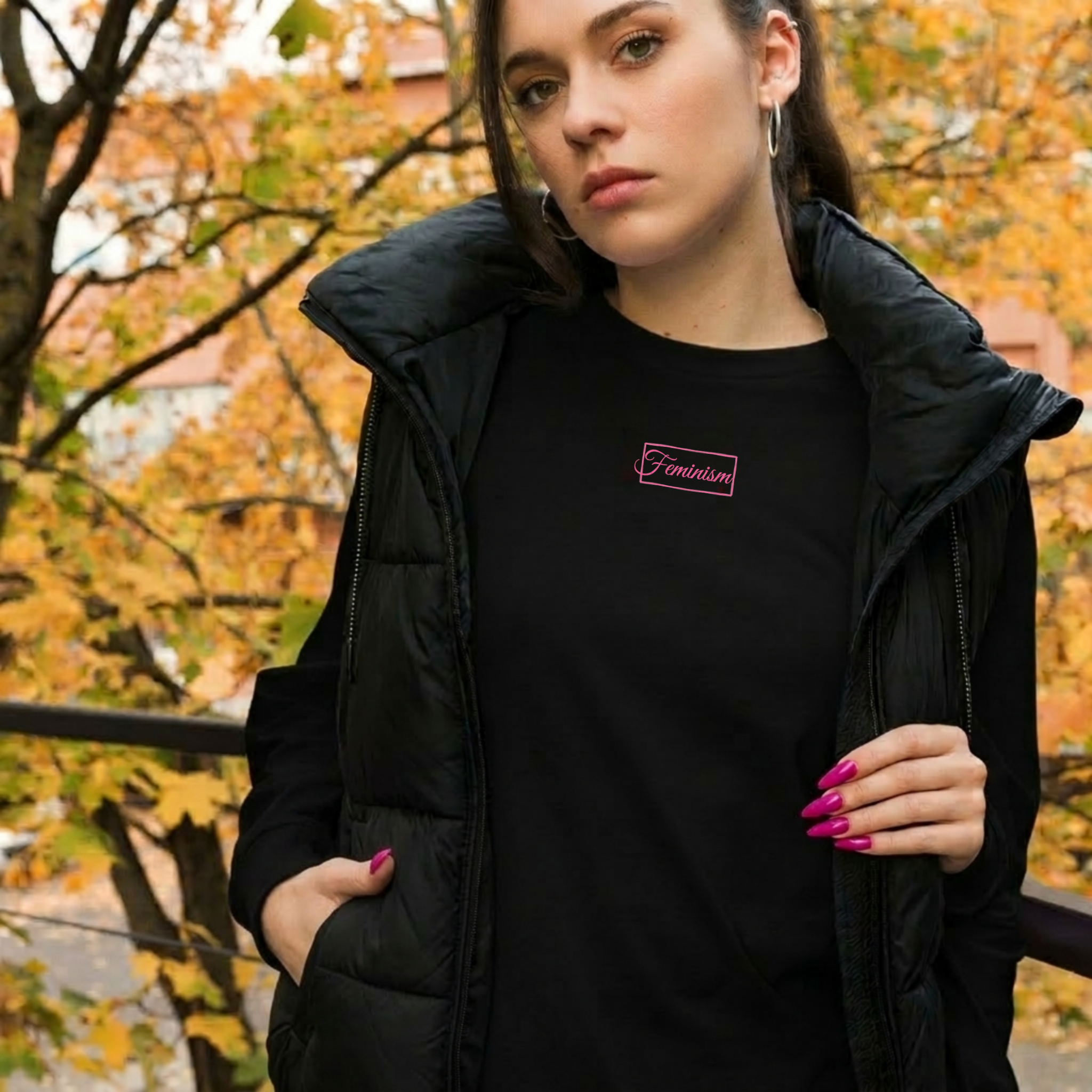 Feminism Pullover Schwarz – Bestickter Feministischer Sweater in Pink