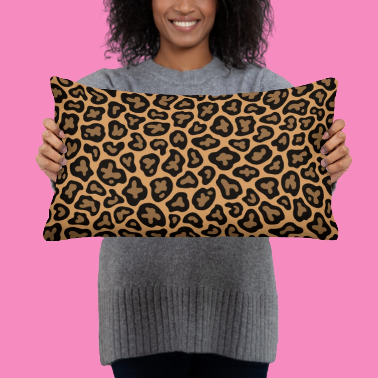 Feminism Kissen pink mit Leo-Print – feministisches Statement-Dekokissen aus 100% Polyester, maschinenwaschbar, in 3 Größen – Bling Bling Feministas
