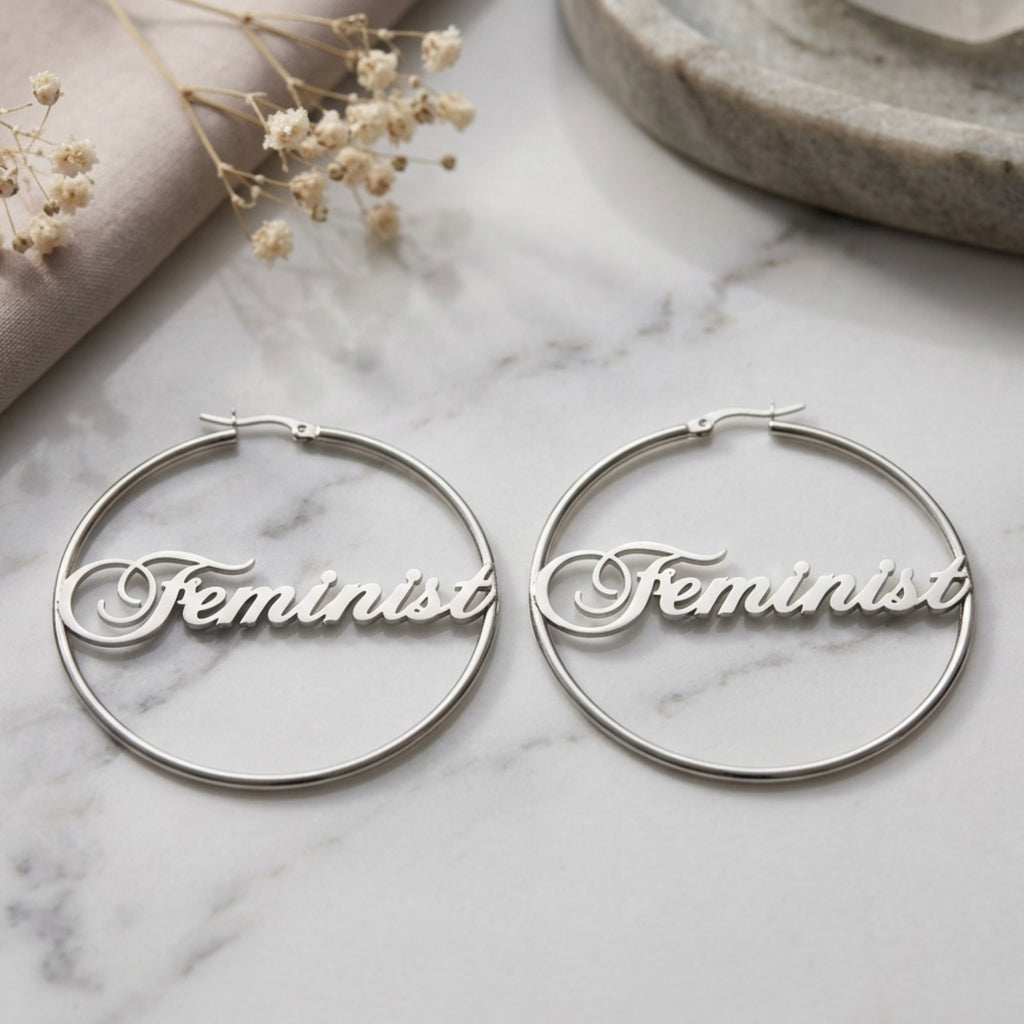 Feminist Hoops Silber – Creolen mit Feminist-Gravur