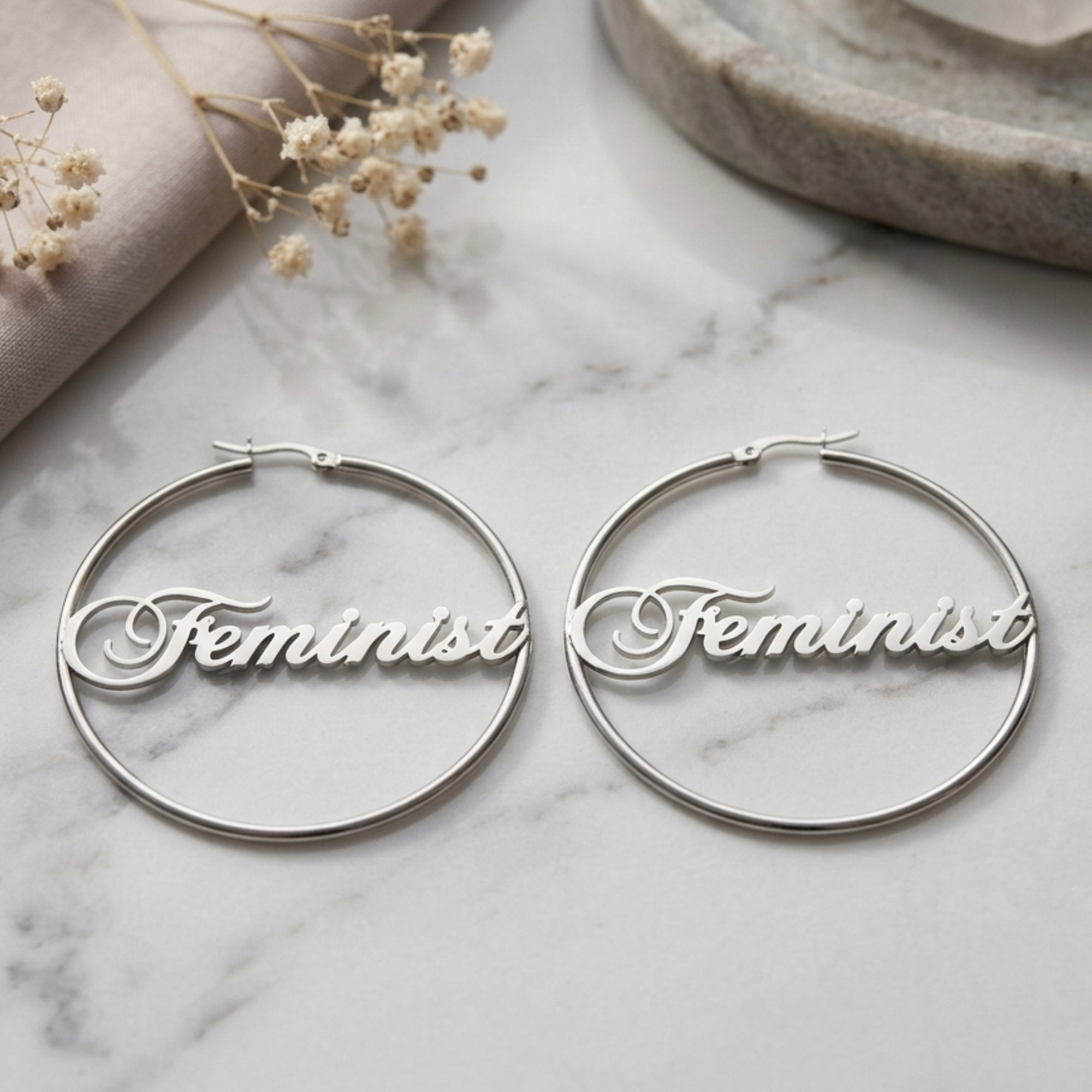 Feminist Hoops Silber – Creolen mit Feminist-Gravur