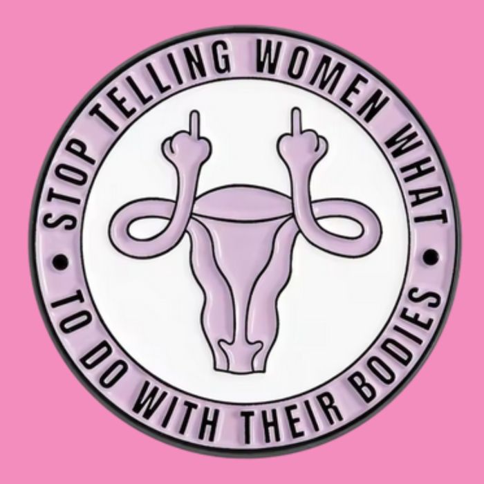 Feministischer Ansteckpin mit Aufschrift "My Body My Choice" – Vorderansicht