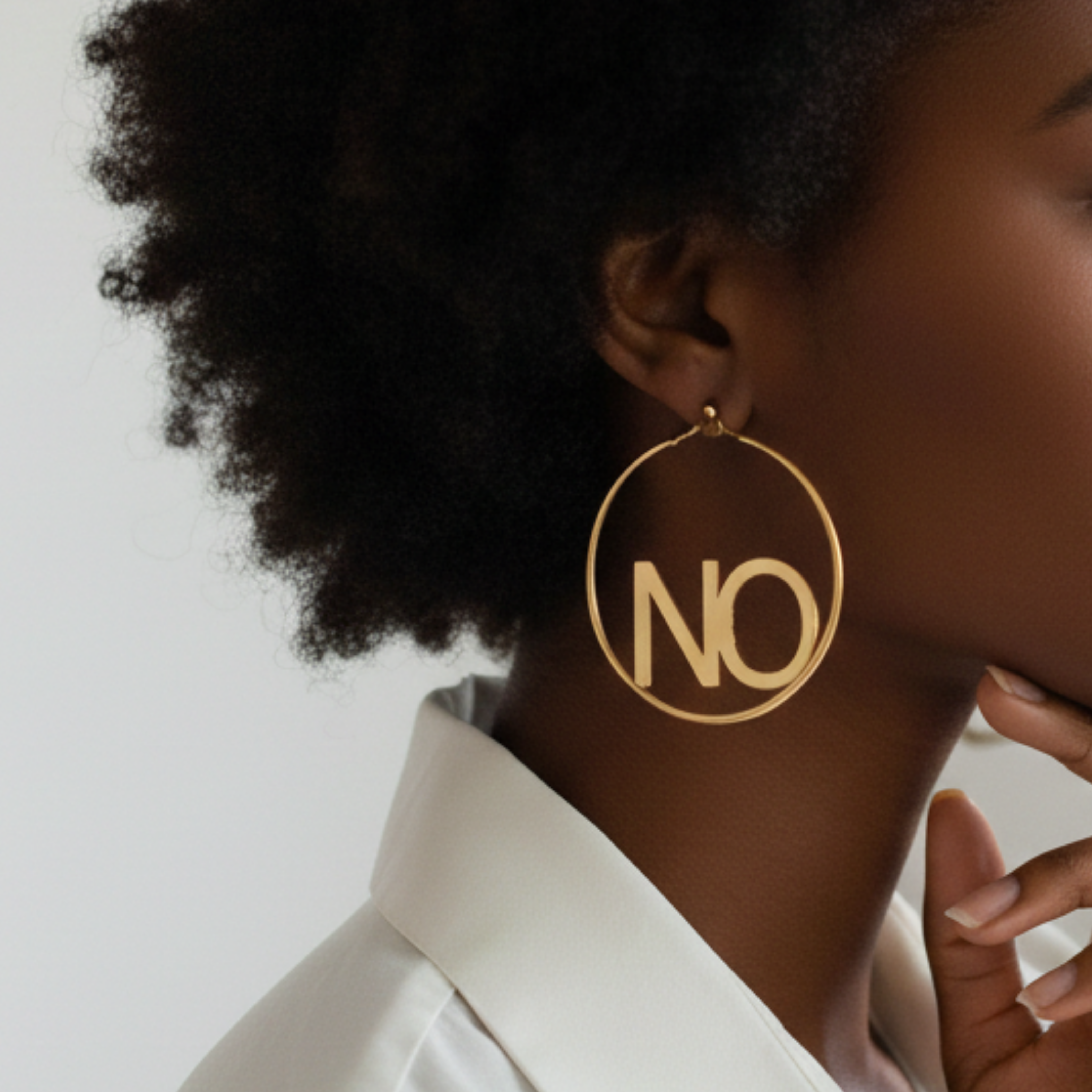 NO - NO  Feministische Ohrringe in Gold