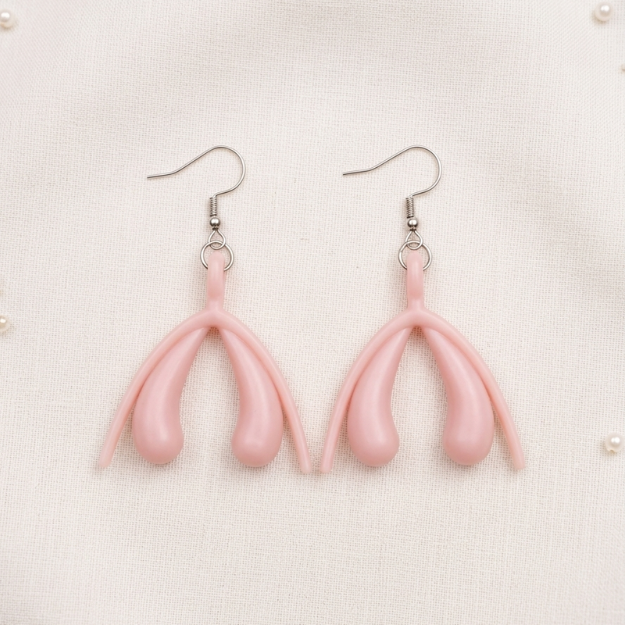 Kl*toris Ohrringe aus Acryl am Ohr getragen – feministische Statement-Earrings von Bling Bling Feministas