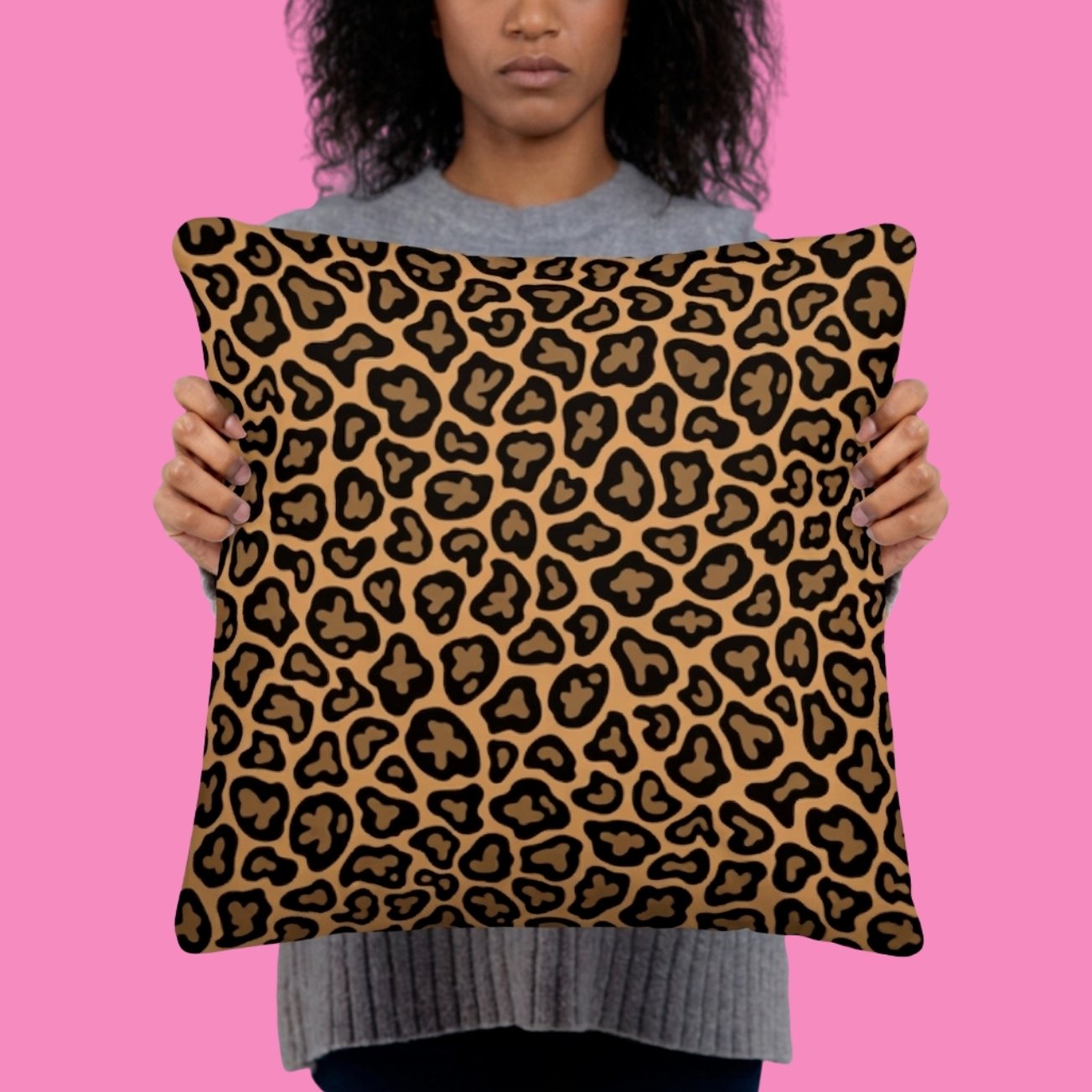 Feminism Kissen pink mit Leo-Print – feministisches Statement-Dekokissen aus 100% Polyester, maschinenwaschbar, in 3 Größen – Bling Bling Feministas
