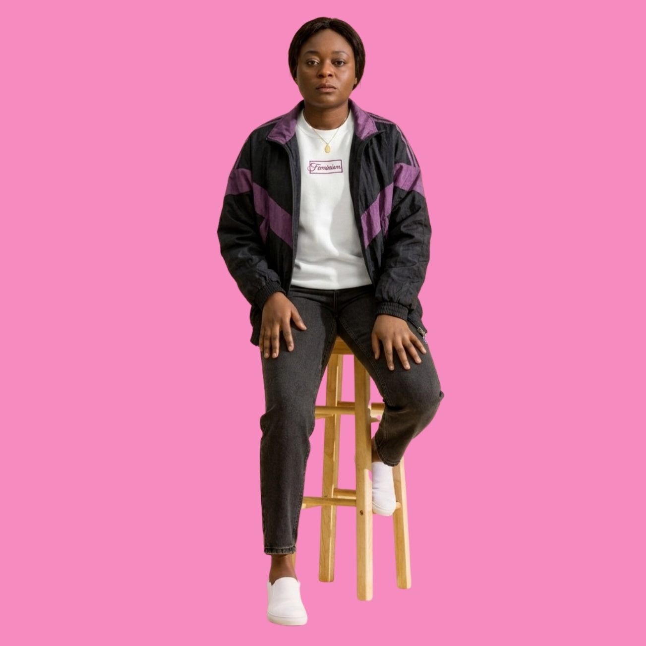 Feminism Premium-Pullover in Weiß mit pinker Stickerei – feministischer bestickter Sweater aus Baumwolle – Bling Bling Feministas
