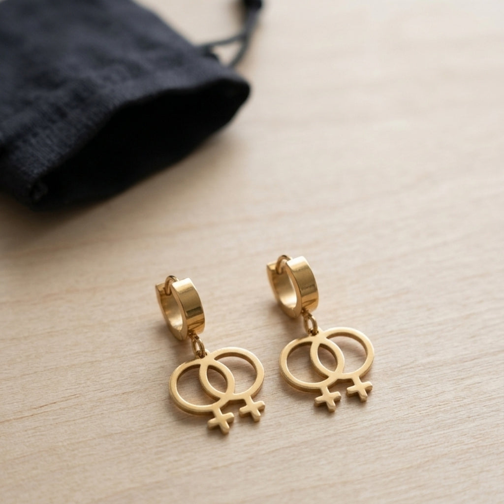 Venus Symbol Ohrringe in Gold – feministische Edelstahl-Creolen mit doppeltem Frauensymbol ♀♀ von Bling Bling Feministas 