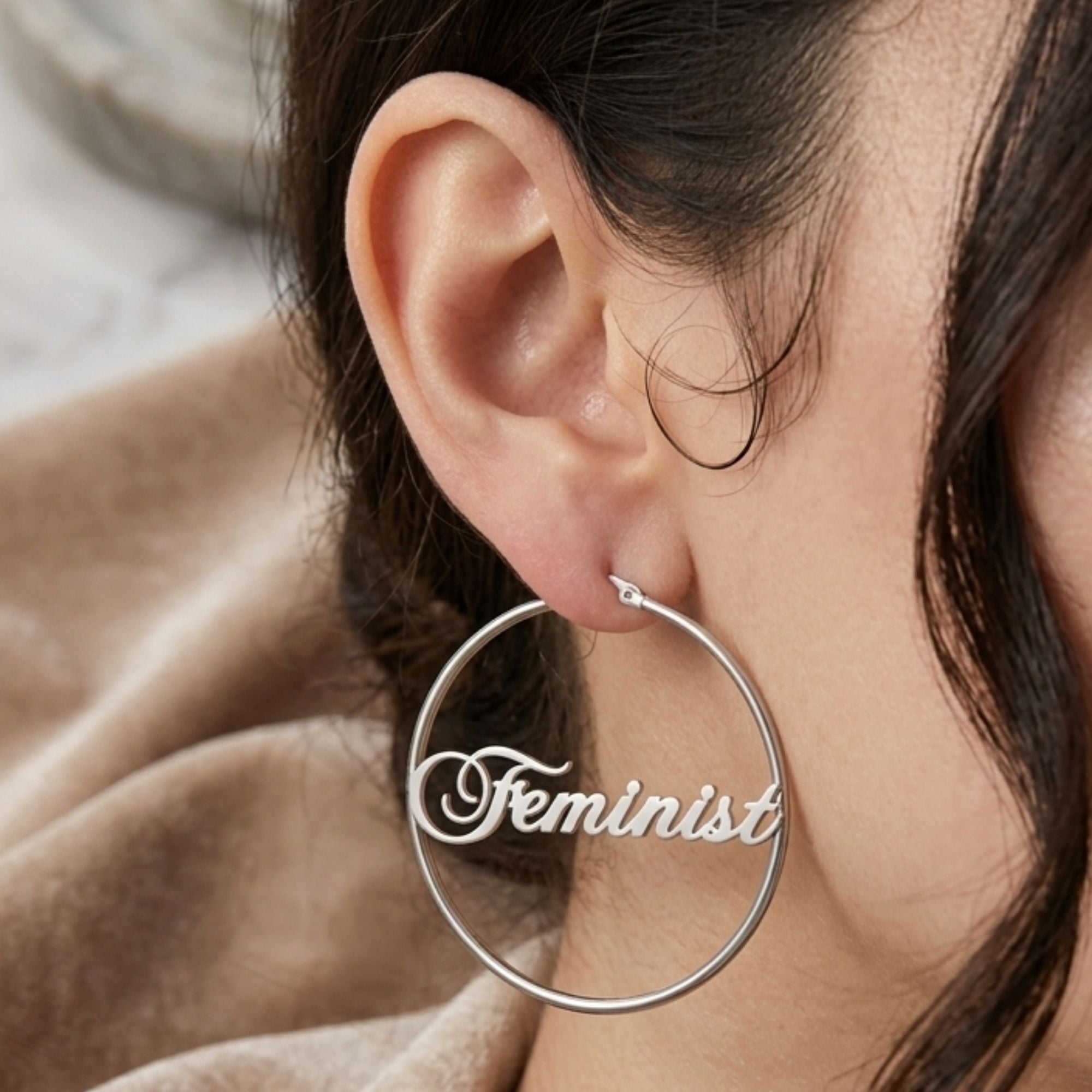 Feminist Hoops Silber – Creolen mit Feminist-Gravur