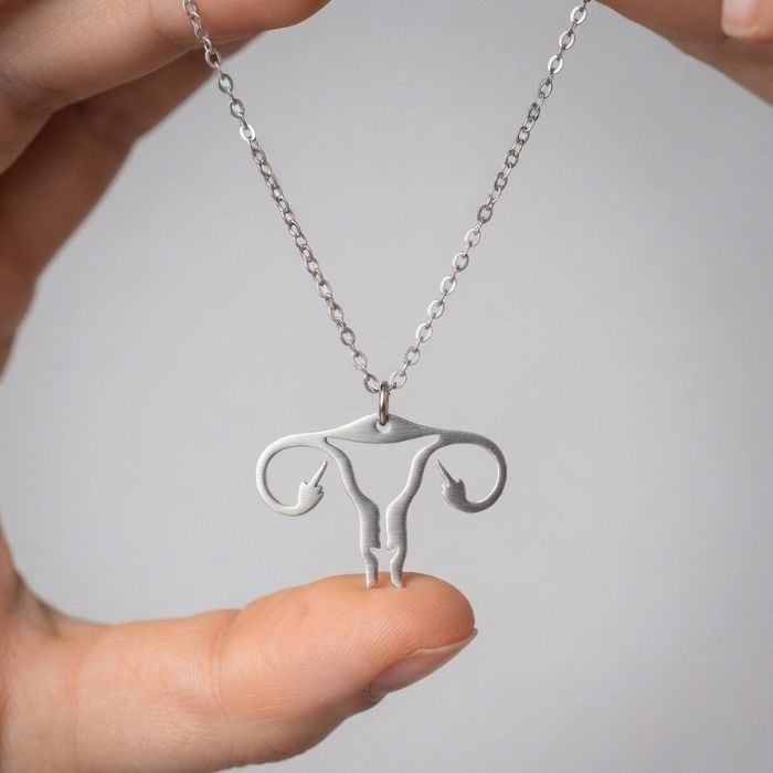 Uterus mit Mittelfinger Halskette in gold und silber von Bling Bling Feministas