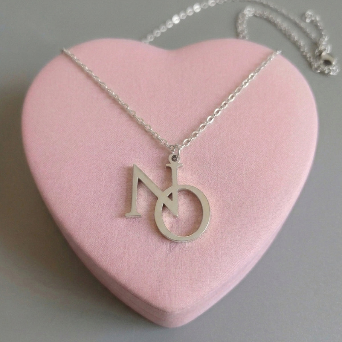 NO NO NO Halskette in Silber aus Edelstahl mit NO-Schriftzug-Anhänger auf rosa Herz