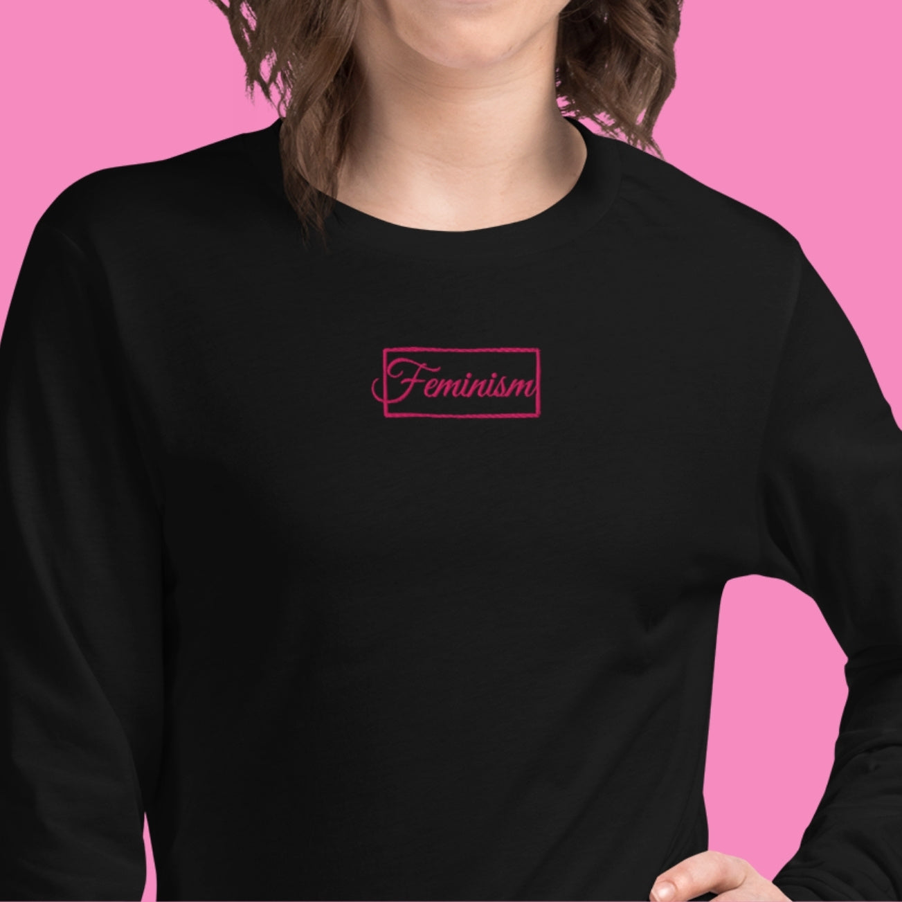 Feminism Pullover in Schwarz mit pinker Stickerei – feministischer bestickter Sweater aus Baumwolle – Bling Bling Feministas