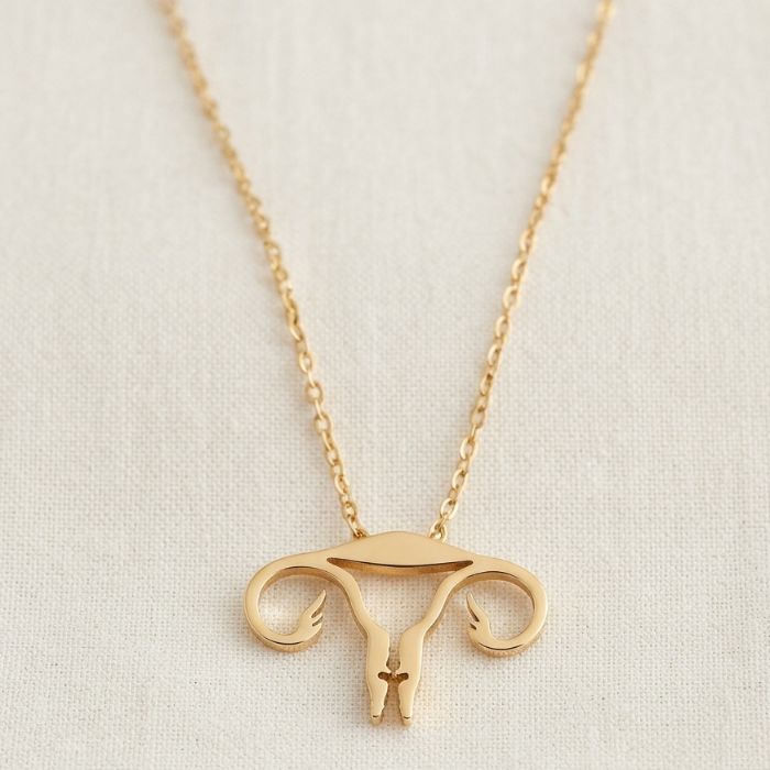 Uterus mit Mittelfinger Halskette in gold und silber von Bling Bling Feministas