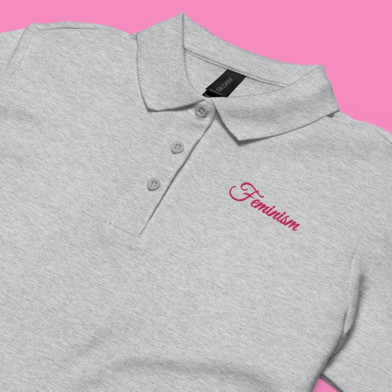 Feminism Piqué-Poloshirt in Weiß mit pinker Stickerei – feministisches Damen-Polo aus Baumwolle – Bling Bling Feministas
